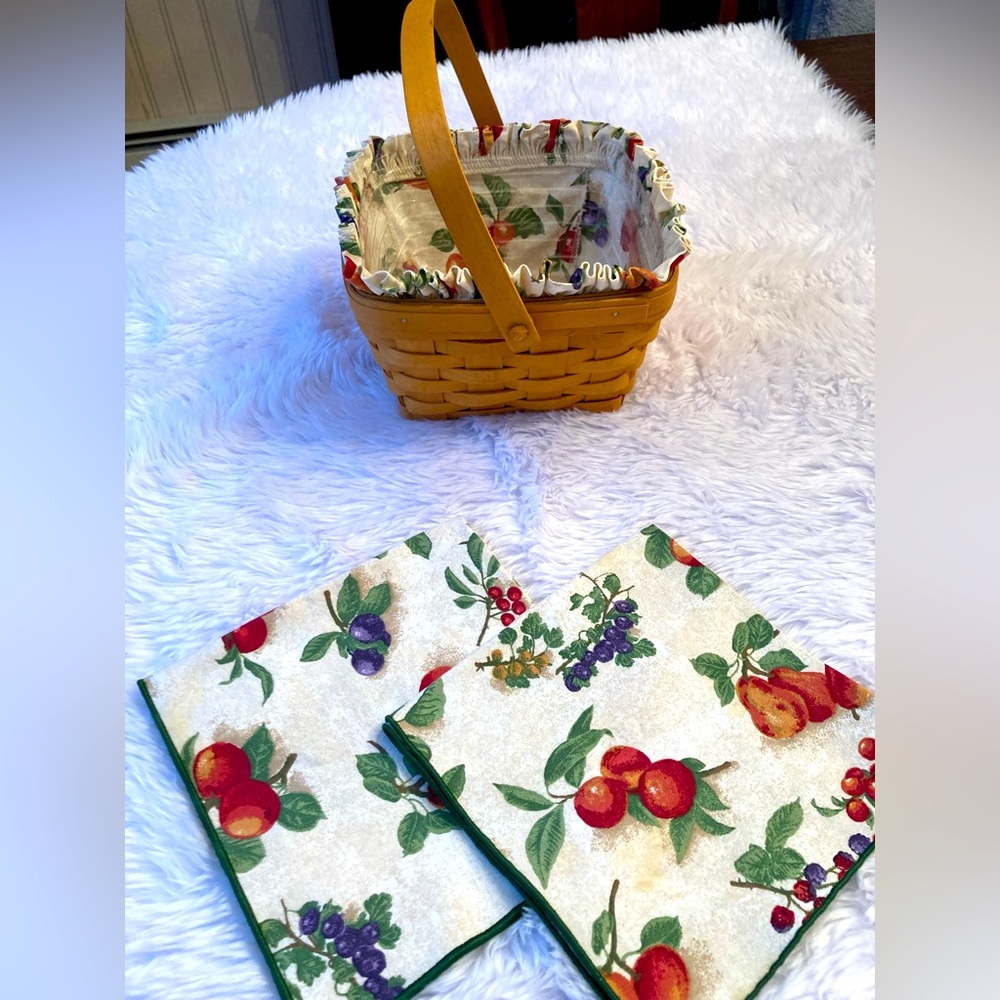 Longaberger basket with cloth and plastic liners and 2 napkins